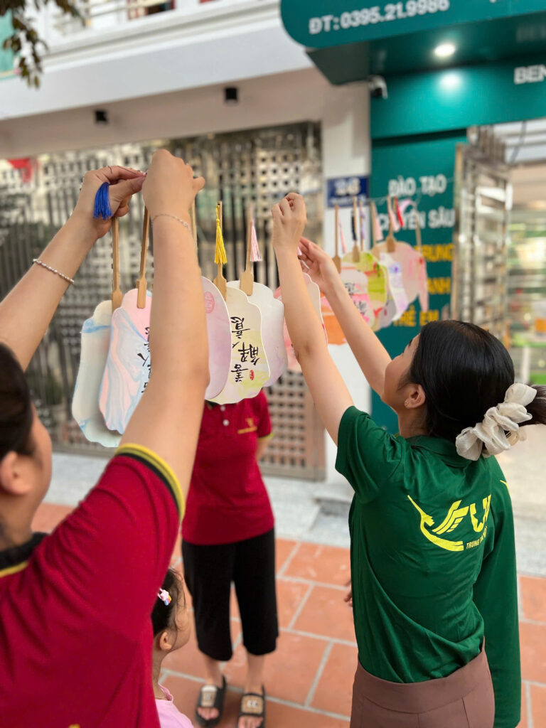 học ngoại ngữ kết hợp trải nghiệm làm quạt