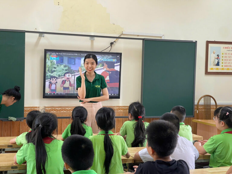 giao lưu với các bạn học sinh